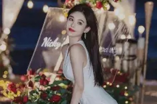 全网吃瓜！某单位美女网红被扒！浑身大牌豪车珠光宝气！